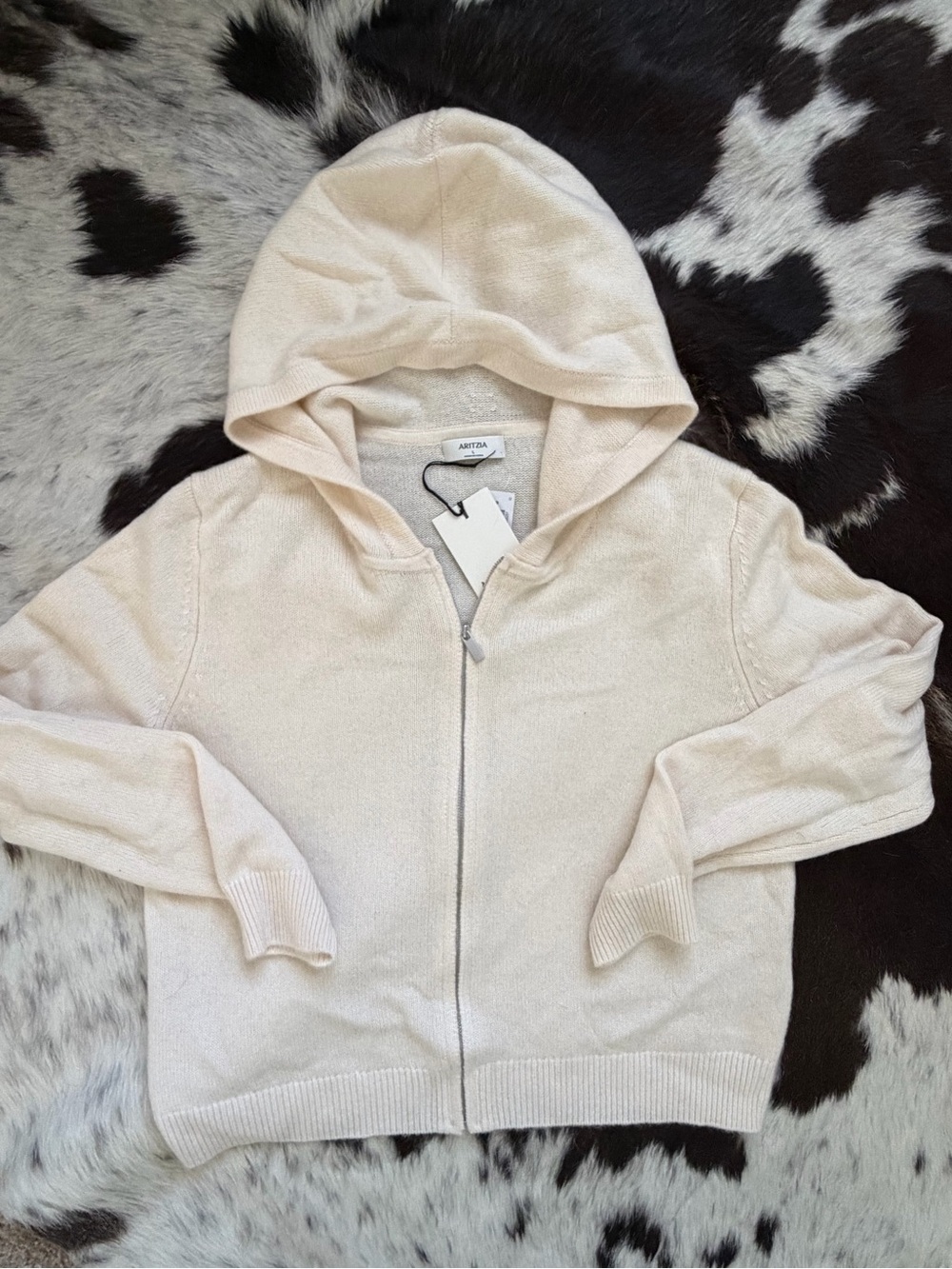Aritzia Essentials Cashmere Zip Sweater NWT
*Size L*